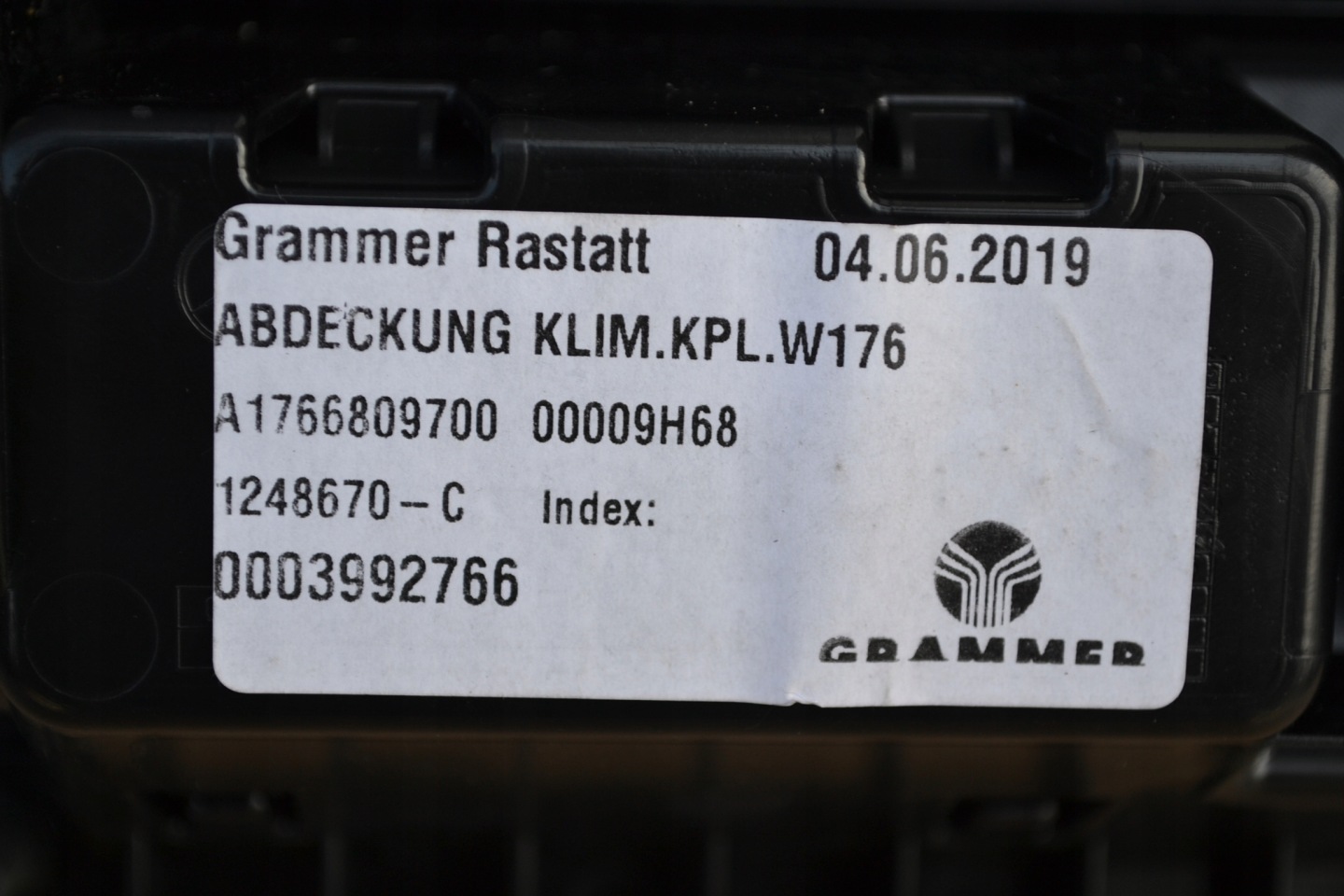 Tunel mitte Mercedes-Benz OE A1766804600