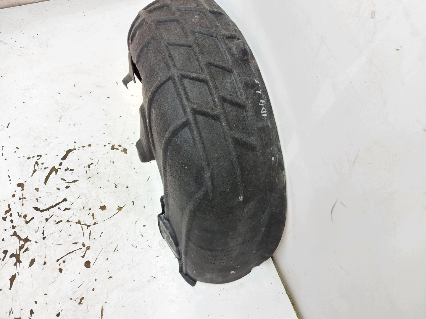 VW ID4 11A , 2024r SUV 5D mudguard rear part left