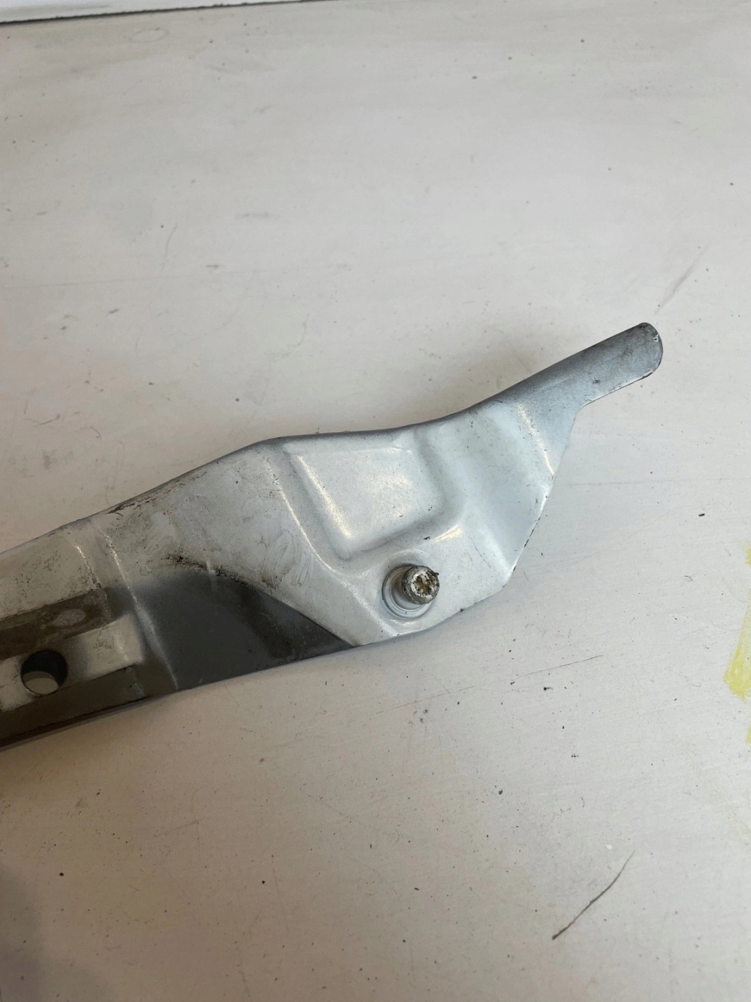 Support plaque Console Aile Gauche Avant Renault Clio IV