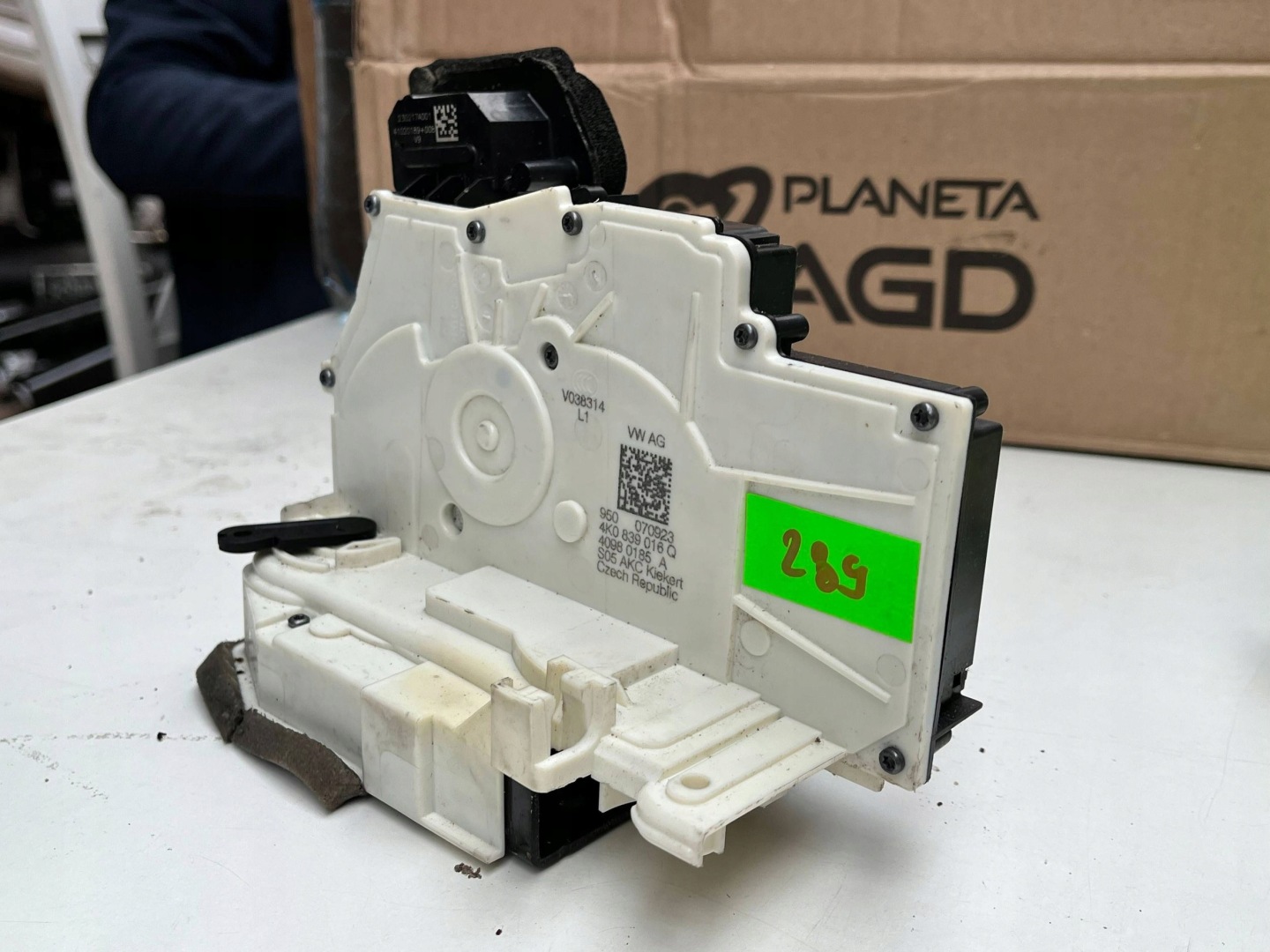 AUDI A6 A7 Q7 Q8 4K0839016Q lock door right !J