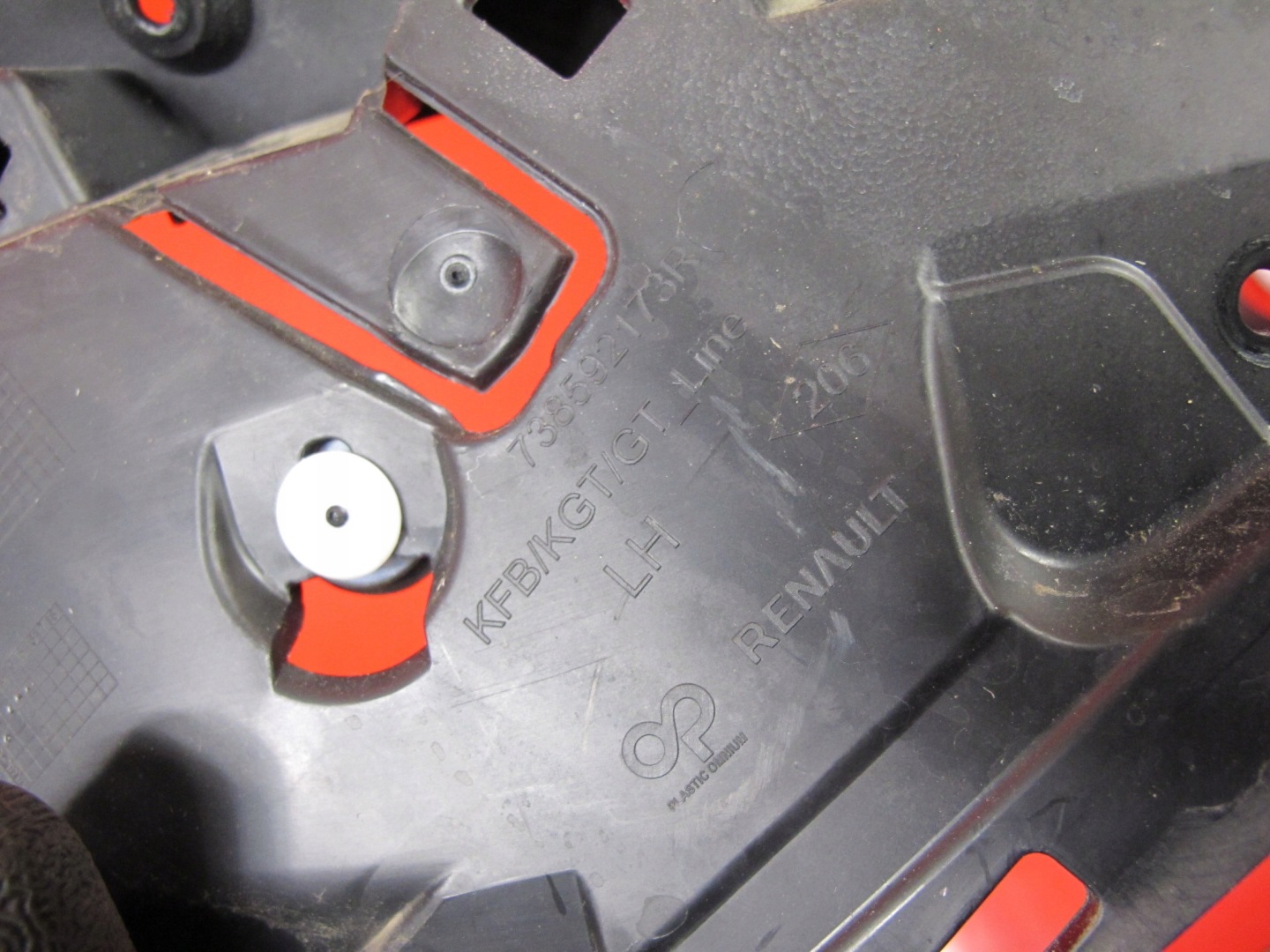 RENAULT MEGANE IV 4 KOMBI decorative trim left rear part