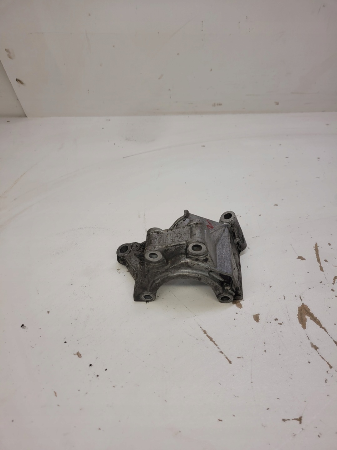 SUPPORTO POMPY SERVOSTERZO AUDI A4 A5 A6 Q7 06E145393B