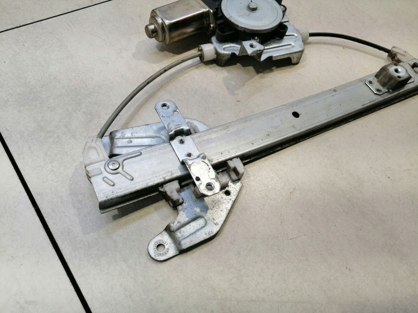 window regulator left rear part X-TRAIL T30 8073189912