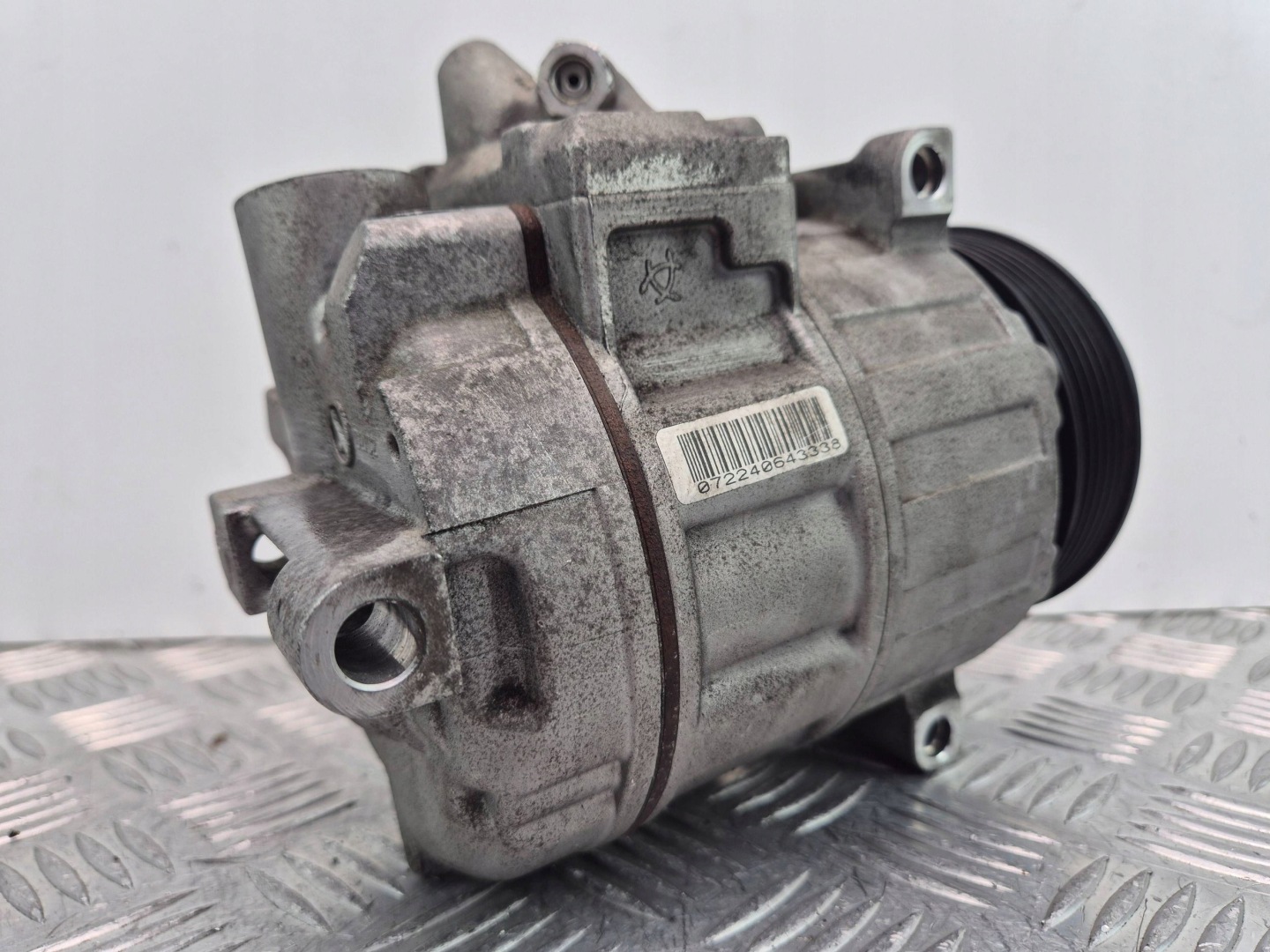 Mercedes C250 CGI W204 compressor; compressor of the air conditioning A0022304511