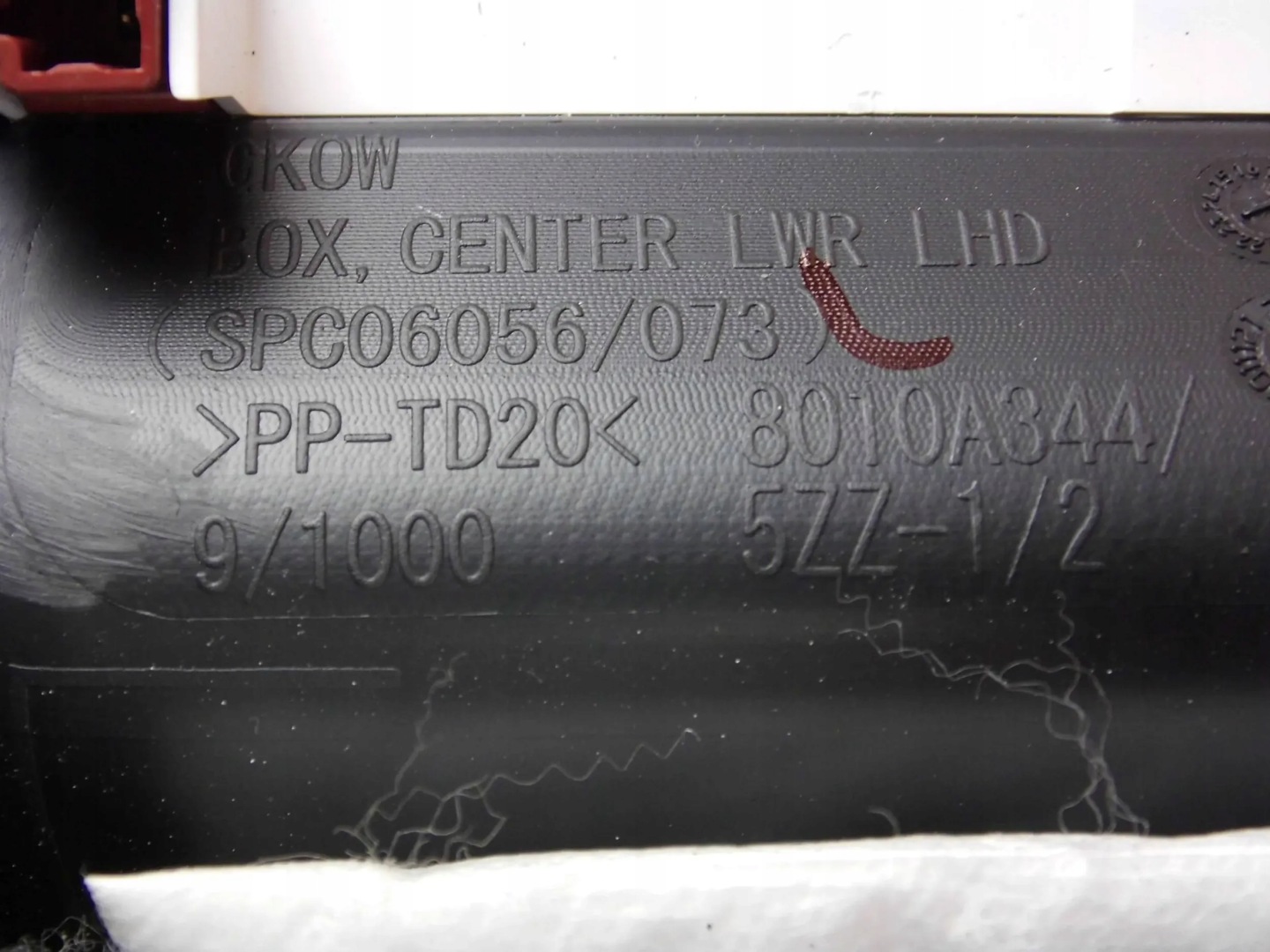 MITSUBISHI ECLIPSE CROSS RAHMEN KONSOLE SRODKOWEJ HANDSCHUHFACH ABDECKUNG, HUTABLAGE 8010A344