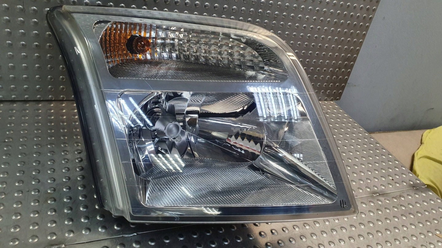 light front right FORD CONNECT 02