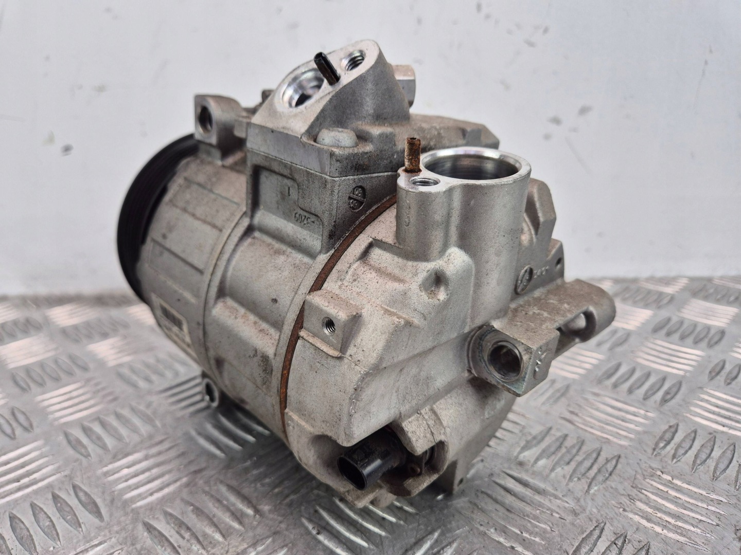 Mercedes C180 CGI W204 compressor; compressor of the air conditioning A0008307800