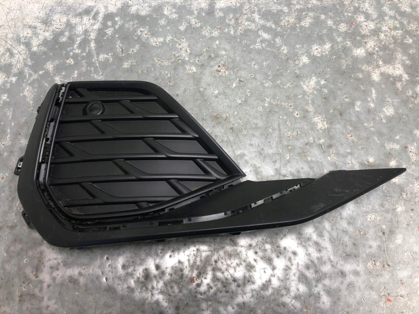 grid of a bumper right front S-LINE AUDI A3 8Y LIFT 8Y0807682H