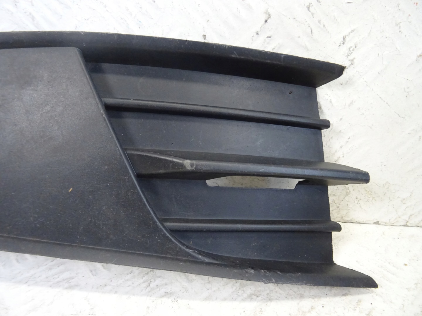 grid of a bumper front front right SKODA FABIA III 6V0807368