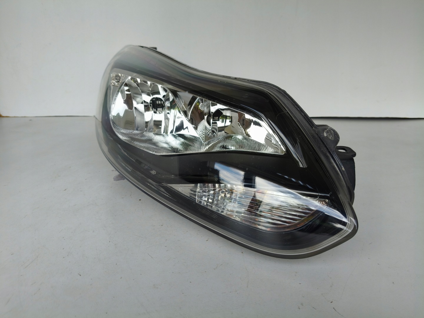 light right REFLEKTOR FORD FOCUS MK3 11-14 CIEMNA