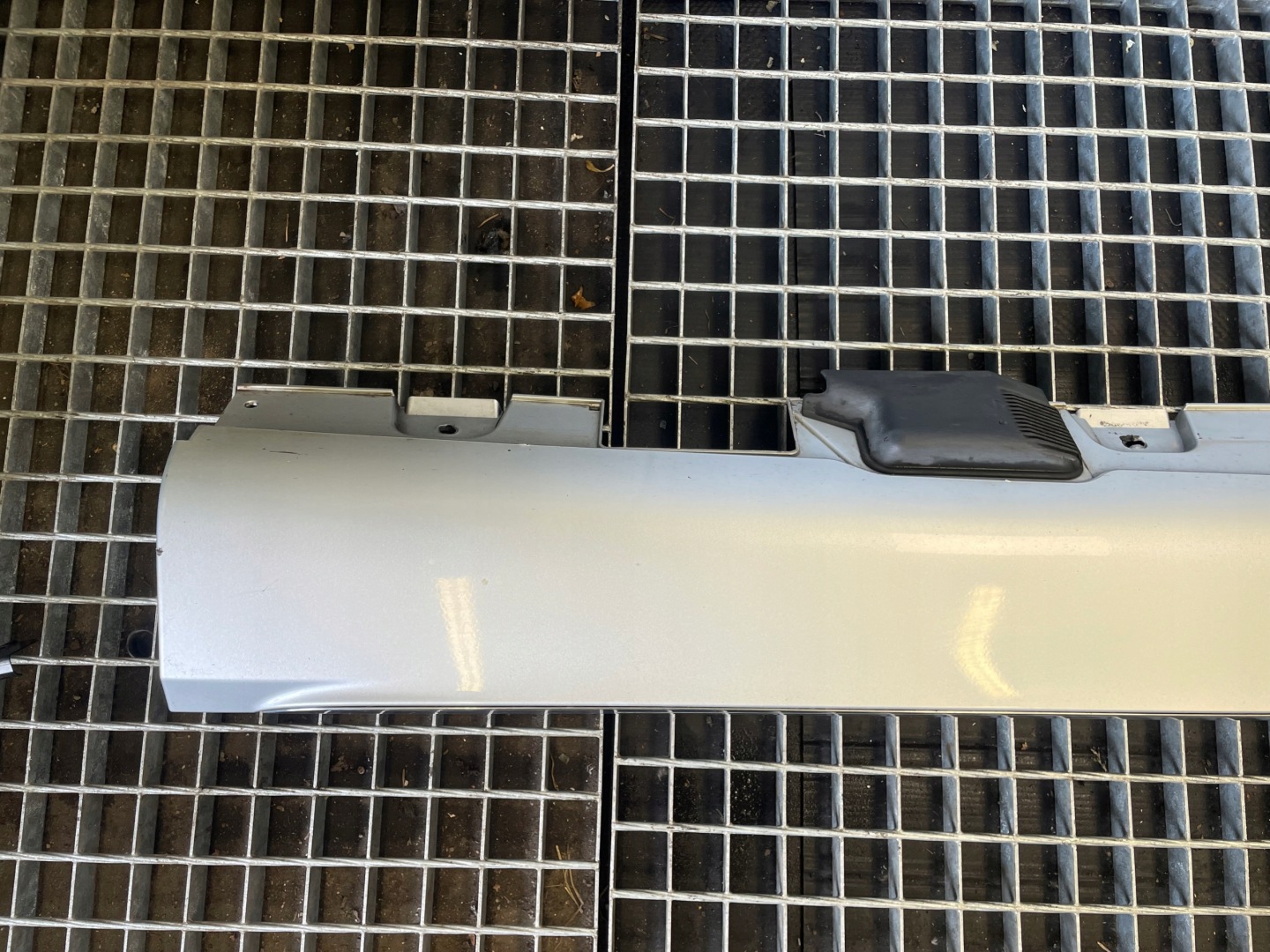Mercedes-Benz E class W213 moulding threshold left A2136908704 775 KOMBI