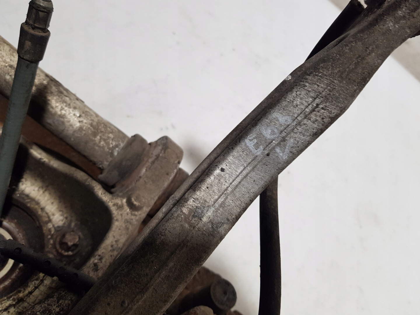 BMW E63 E64 645 otoč čepu ramene levý záď KOMPLET