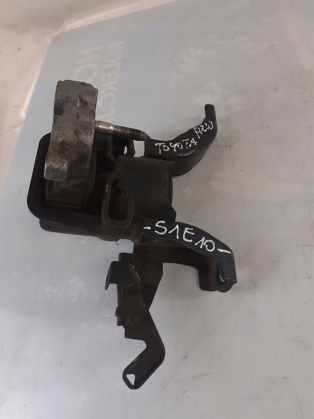 Toyota Prius III engine mount