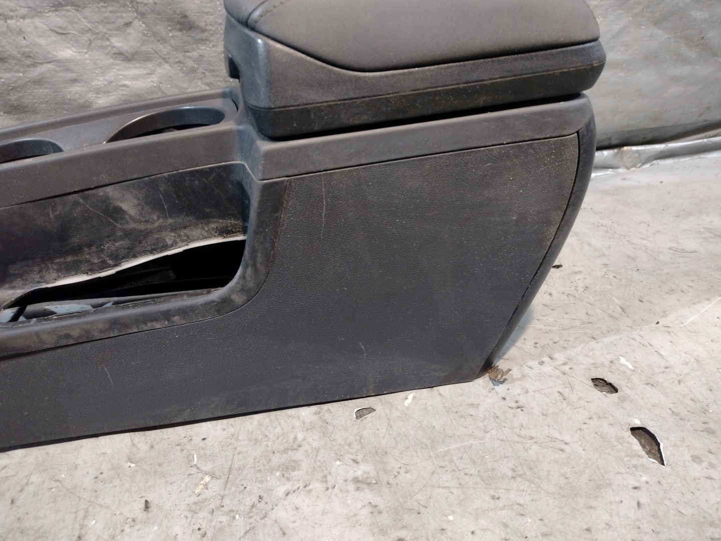 TUNEL central armrest OE 8687408 VOLVO V50 05r.