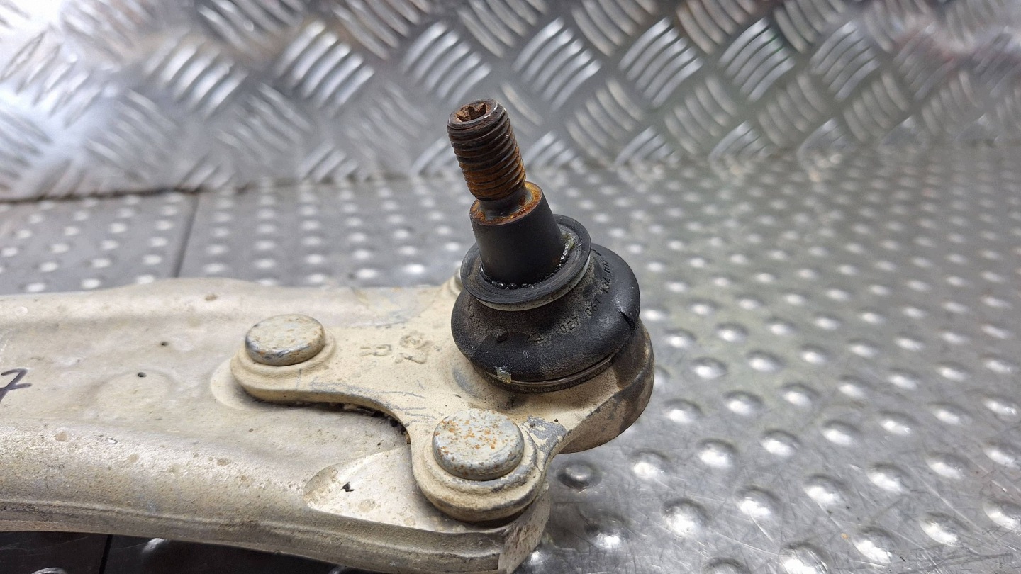 arm right front 3C0407153D VW PASSAT B7 AUDI Q3 8U