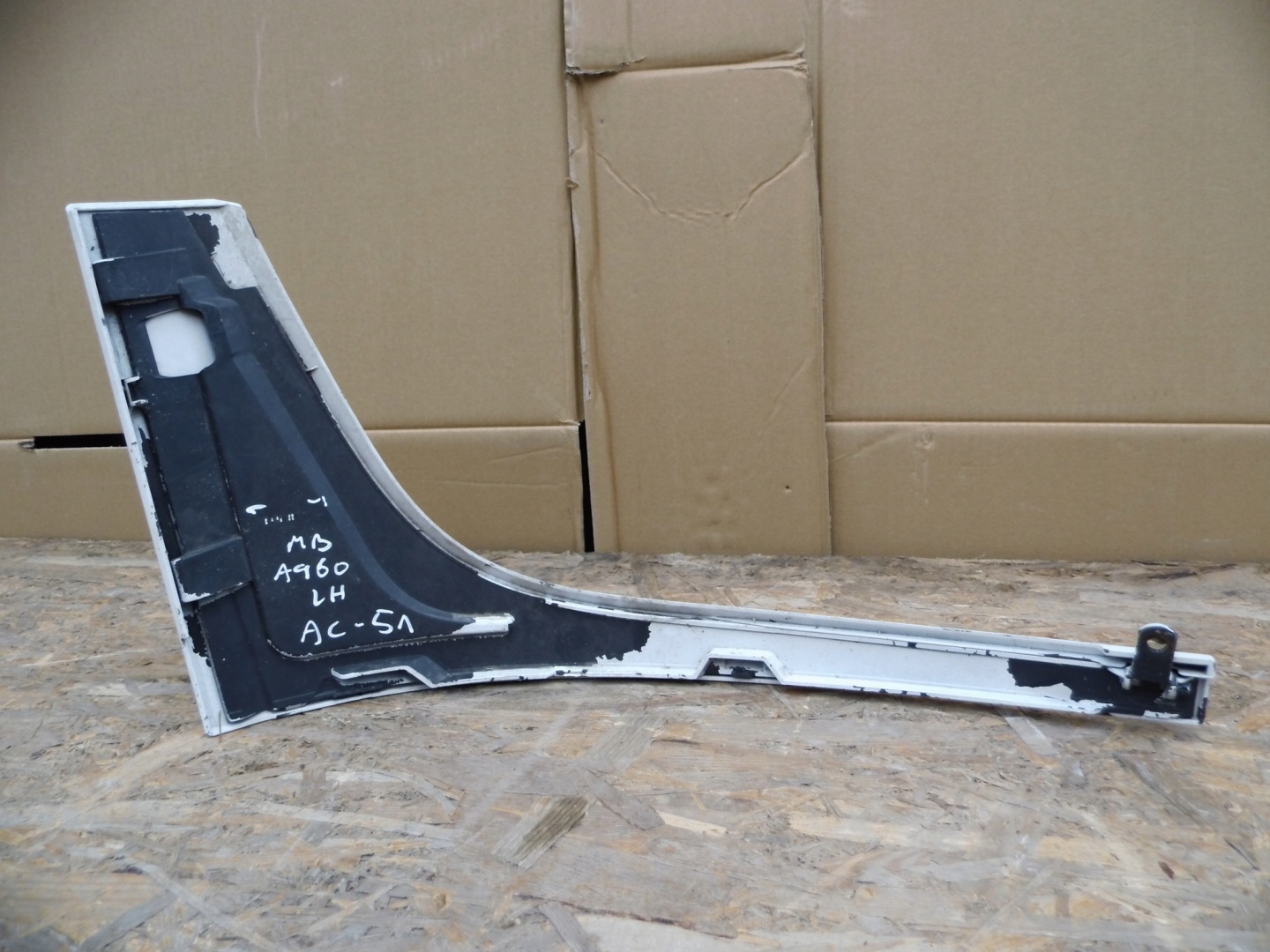 Mercedes Actros MP4 moulding below lampe left front