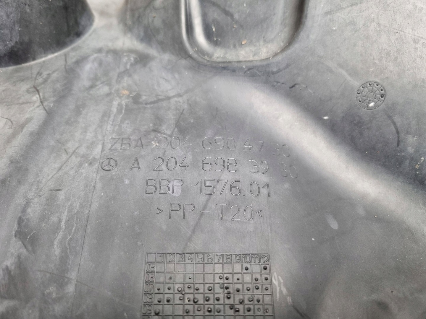 mudguard left front rear part A2046983930 MERCEDES C KLASA W204