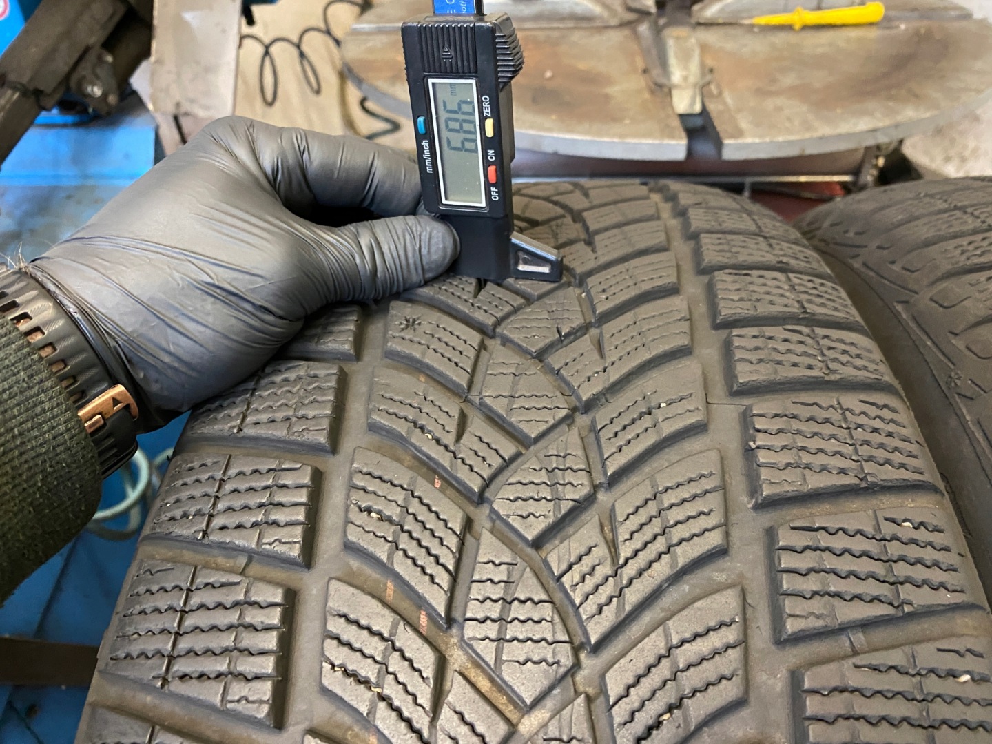 2 tyres winter 255/55R20 110V Goodyear UltraGrip Performance 7mm