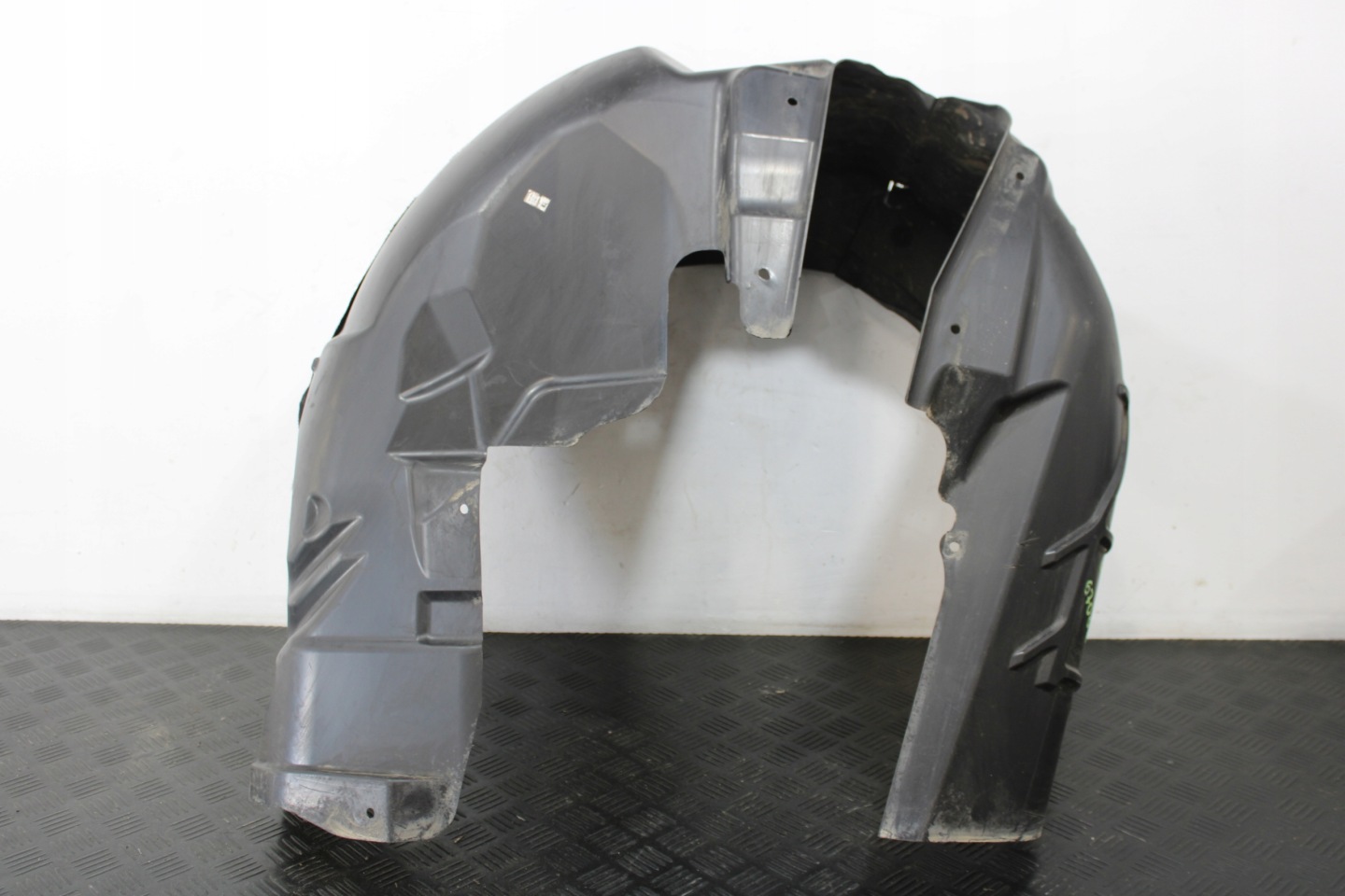 mudguard right rear part 670032677 MASERATI LEVANTE M161