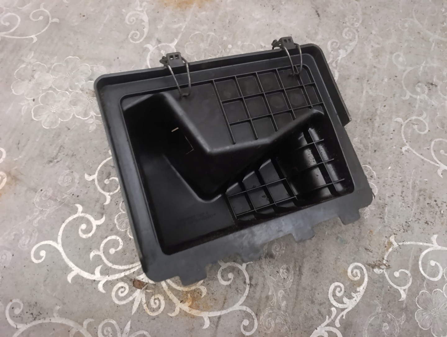 cover upper of a filter, air Opel 25099997