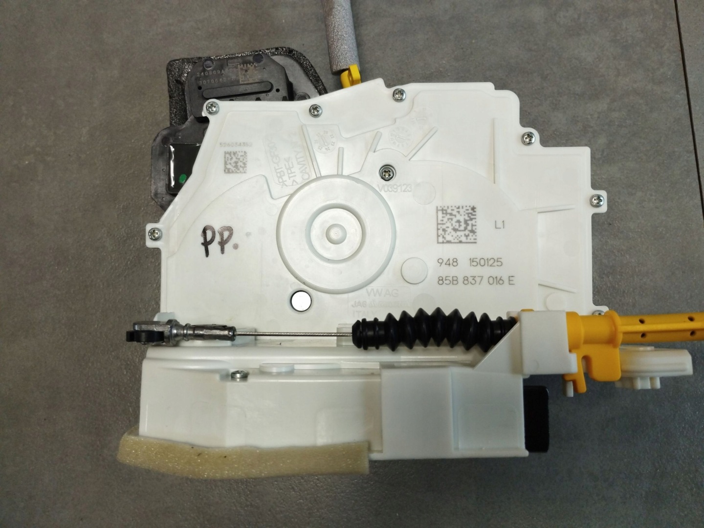 Audi A5 b10 lock door right front 85B837016E