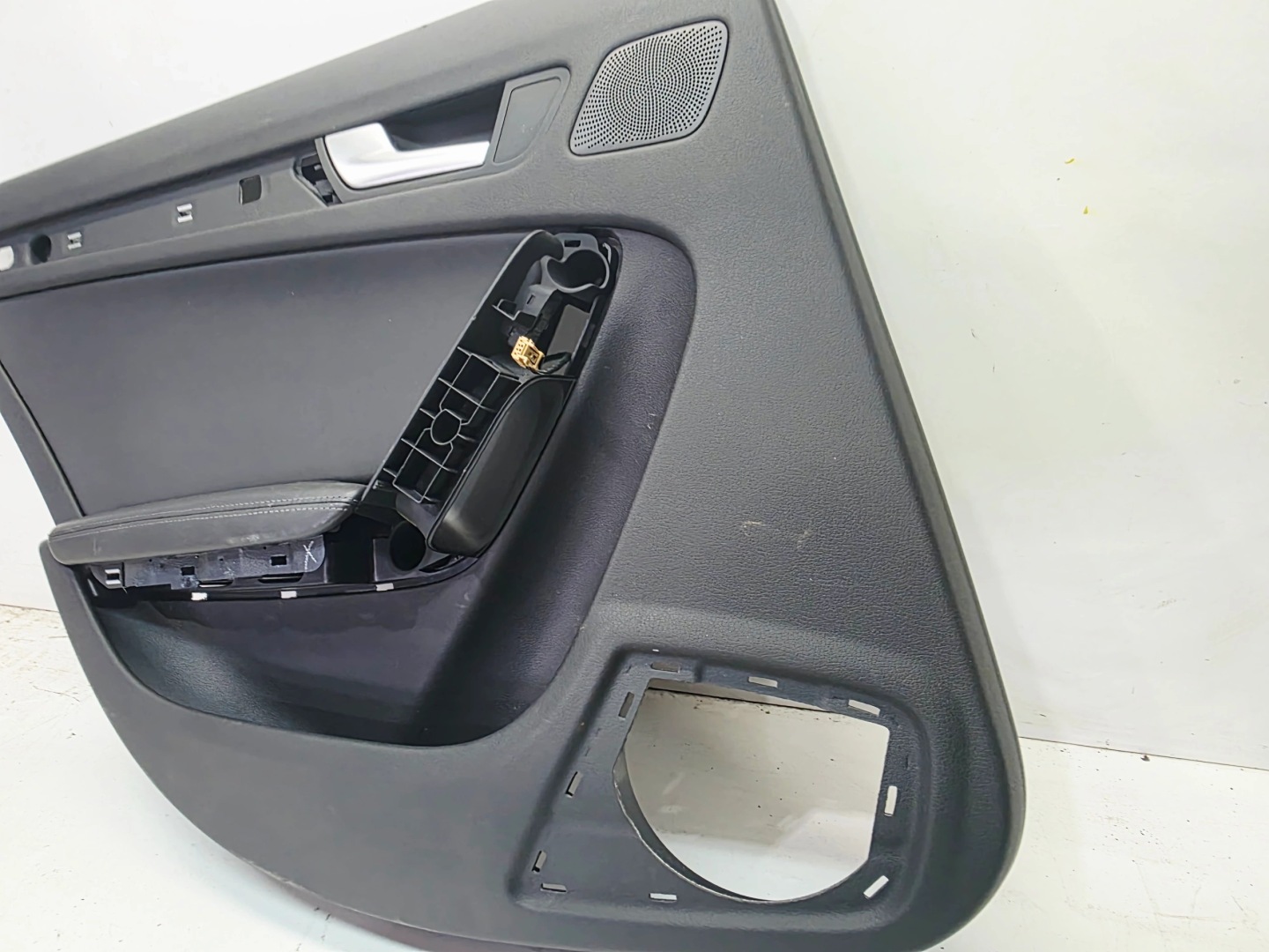 side door left rear part AUDI A4 B8 8K0867305 2/26 leather