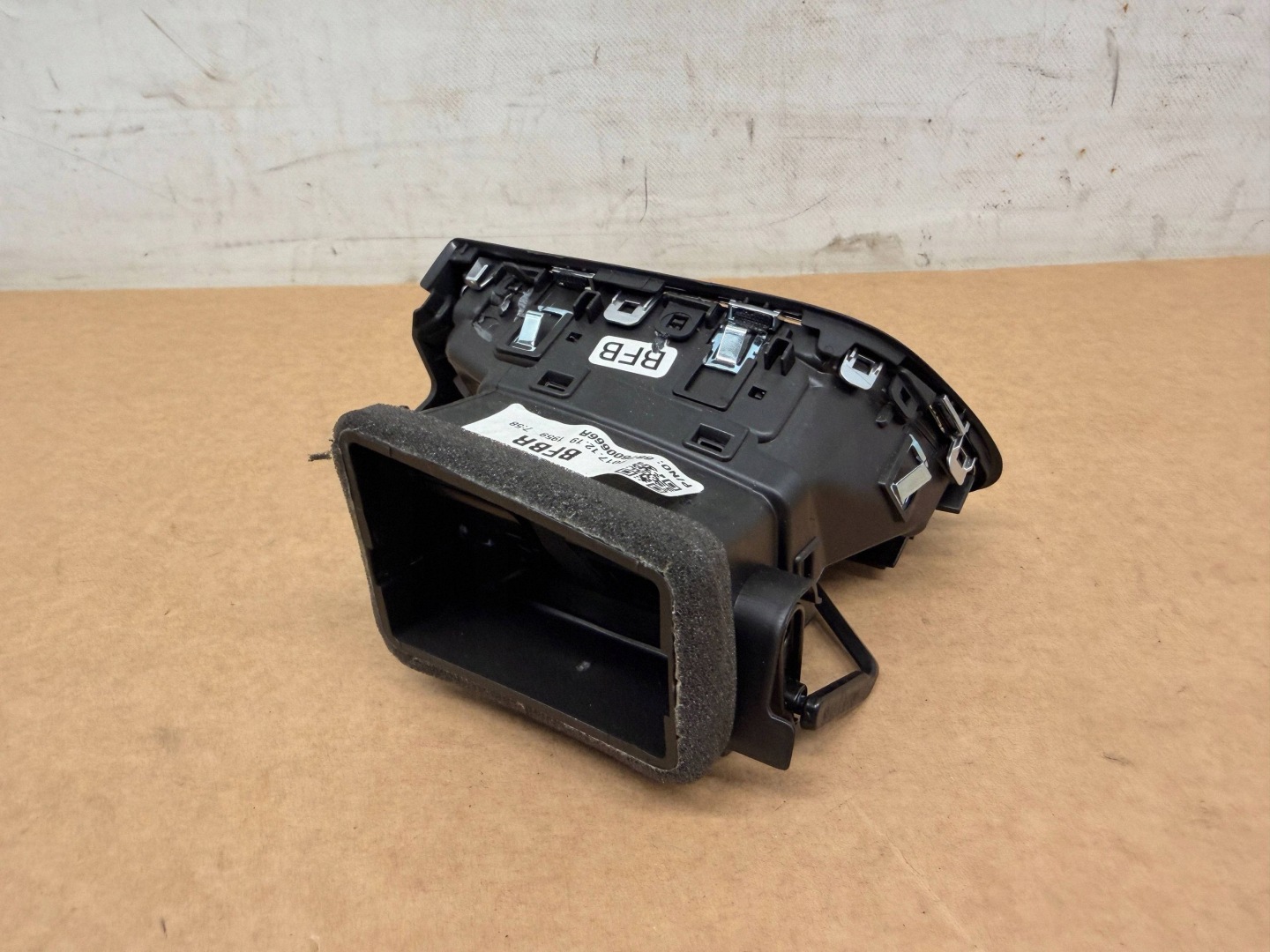 Renault Megane IV grid air conditioning devices left 687600666R
