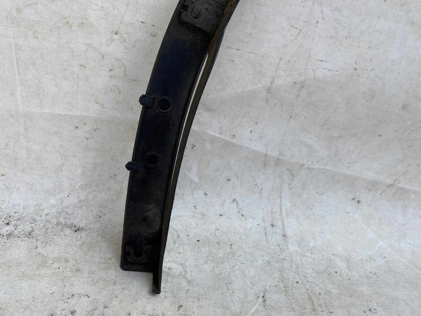 TESLA Y moulding for fender right front 1683860-00-A