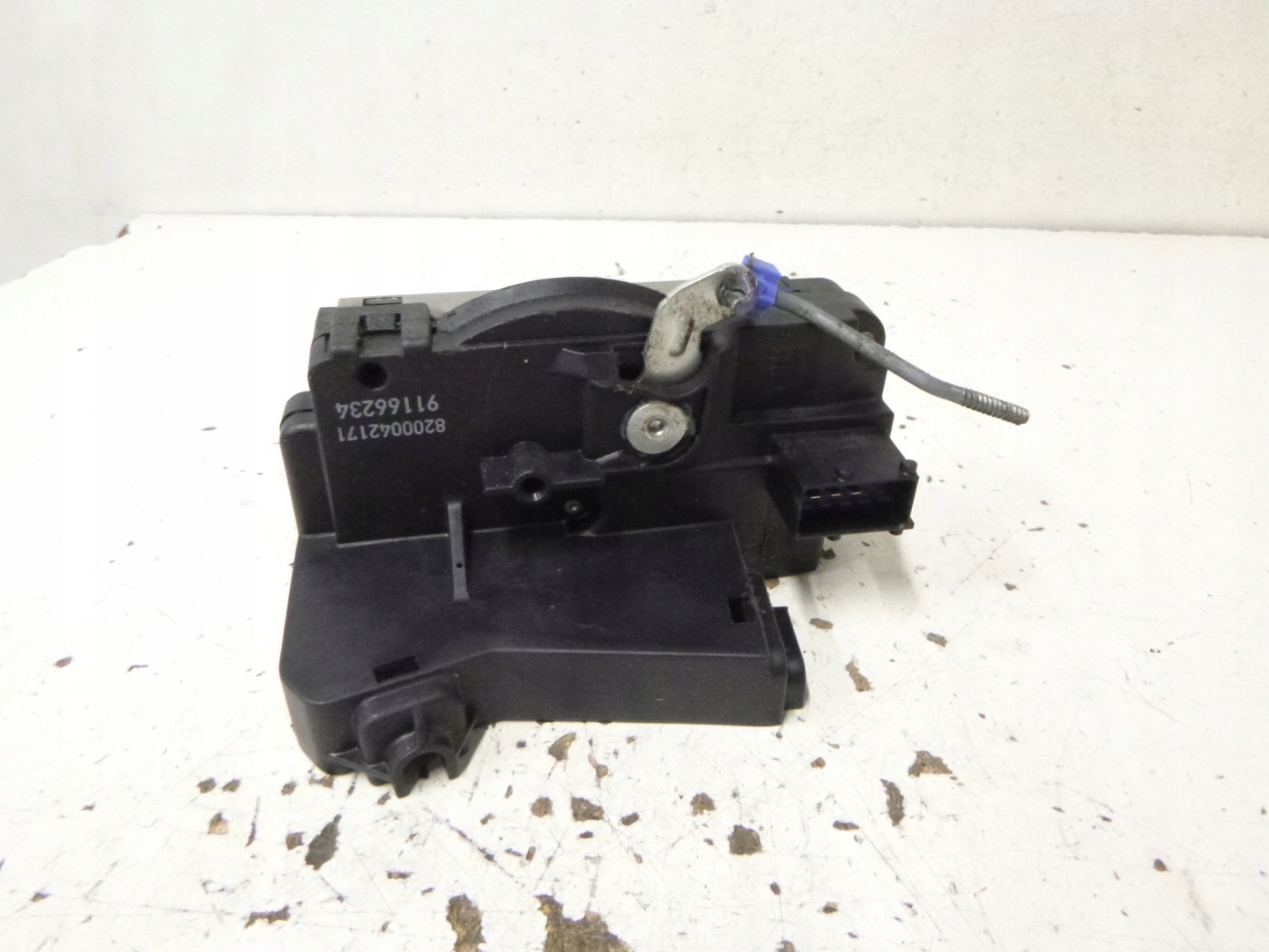 lock front right Opel Vivaro 2006r. 8200042171