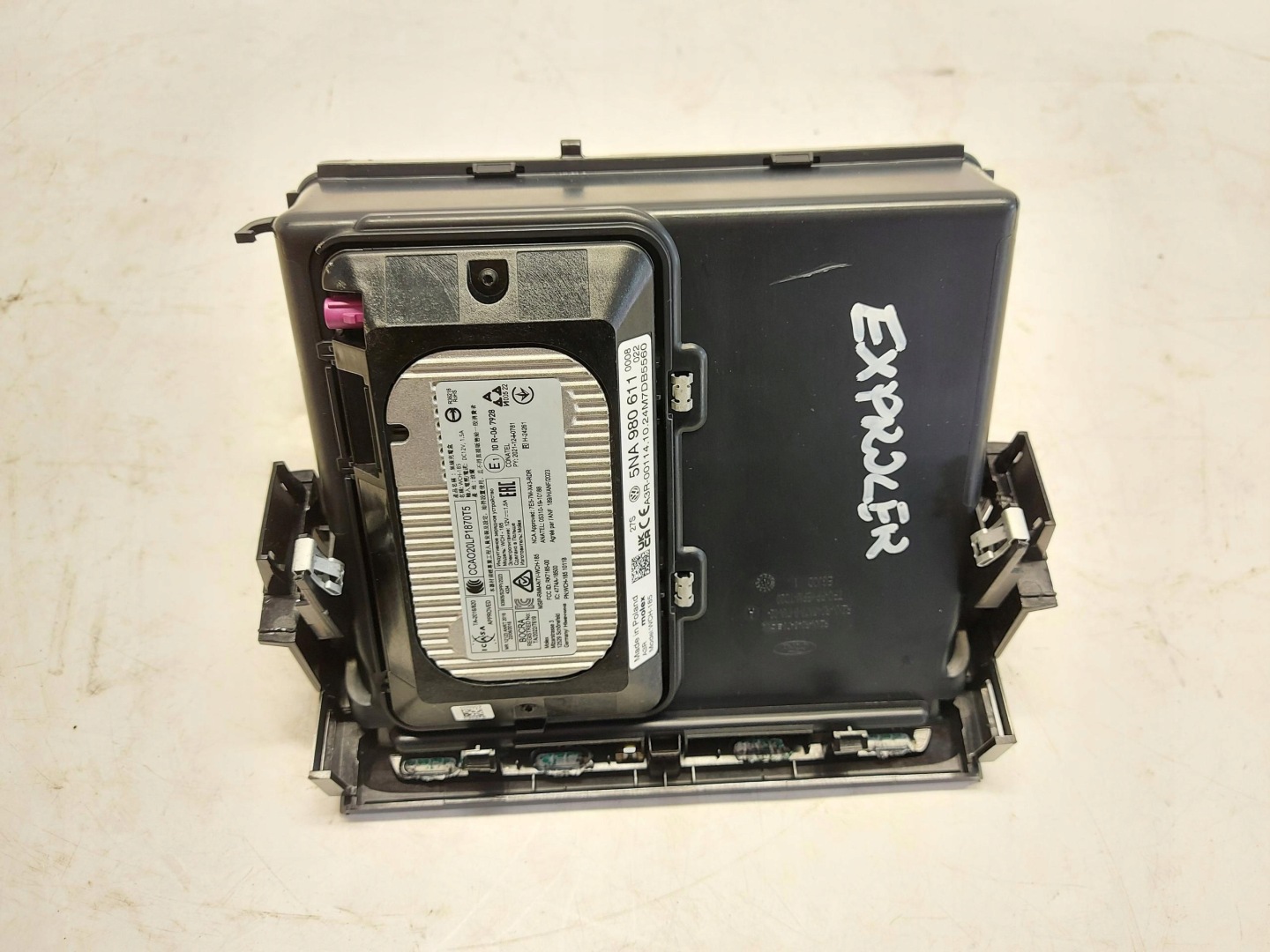 Ford Explorer VII R2KB Ladowarka indukcyjna passenger compartment panel 5NA980611