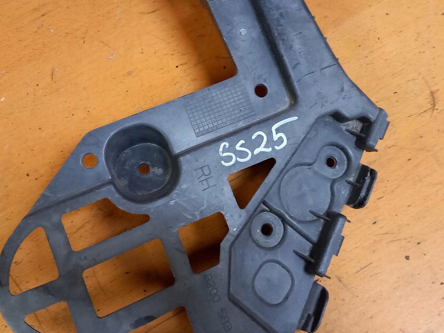 bumper bracket right rear part RENAULT CLIO III KOMBI 8200583033