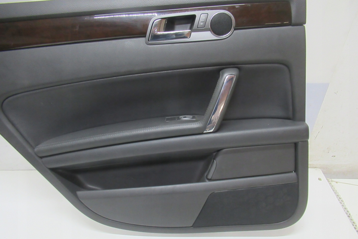 VW PHAETON 06R side door left rear part EUROPA