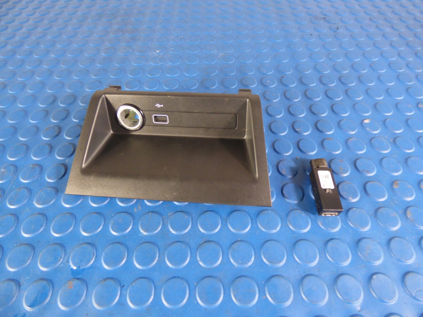 Blende Abdeckung tunelu Adapter, Stecker usb FABIA III