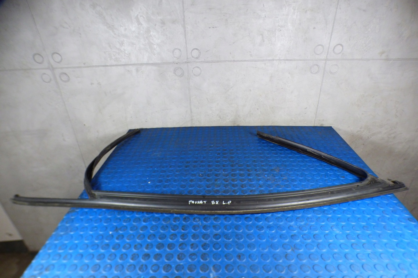 gasket ramki door left front 3G0837431K VOLKSWAGEN PASSAT B8