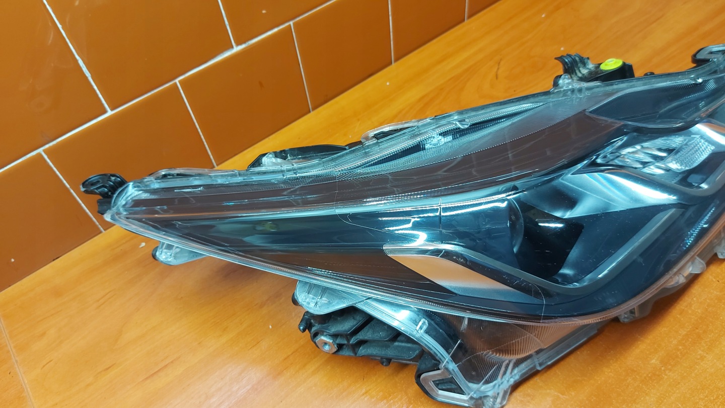 REFLEKTOR light right right front TOYOTA COROLLA E21 sedan 18
