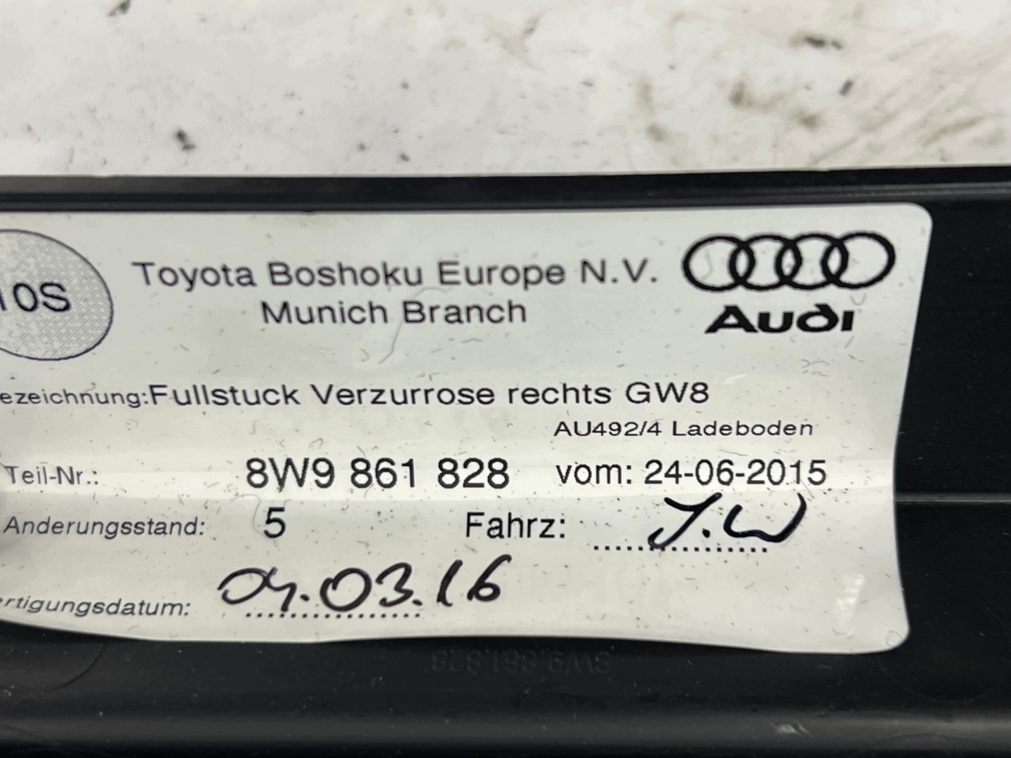 Audi A4 B9 moulding boot 8W9861827 8W9861828 Kombi Avant
