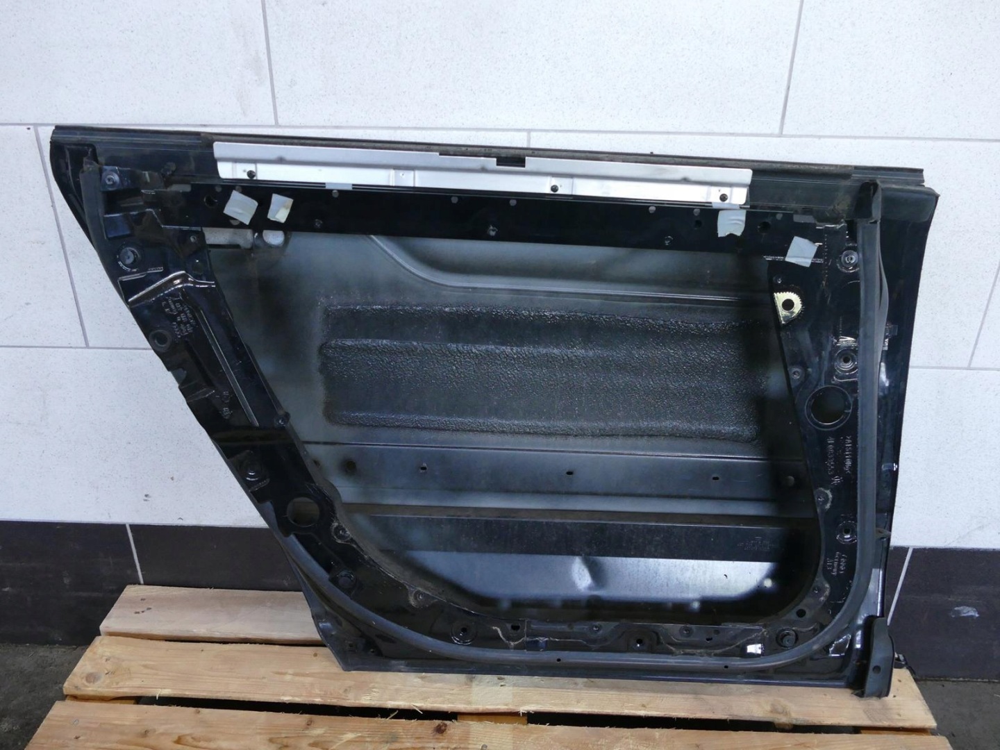 AUDI A8 D3 LIFT door left rear part left rear. LZ9Y