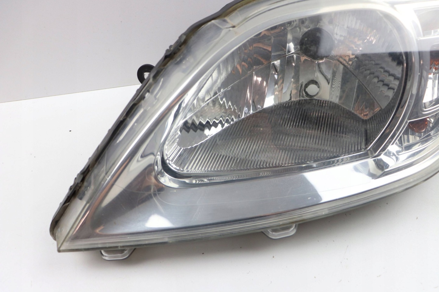 DACIA LOGAN and light front left front EUROPA 8200744753 01088047