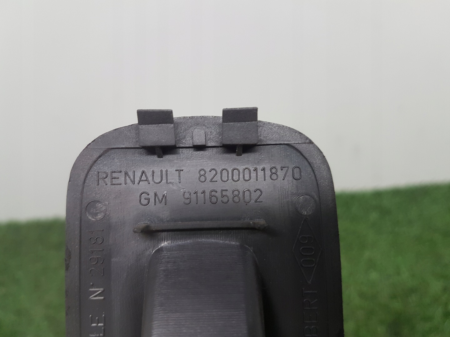 control panel windows of the passenger right front RENAULT TRAFIC 2 8200011870