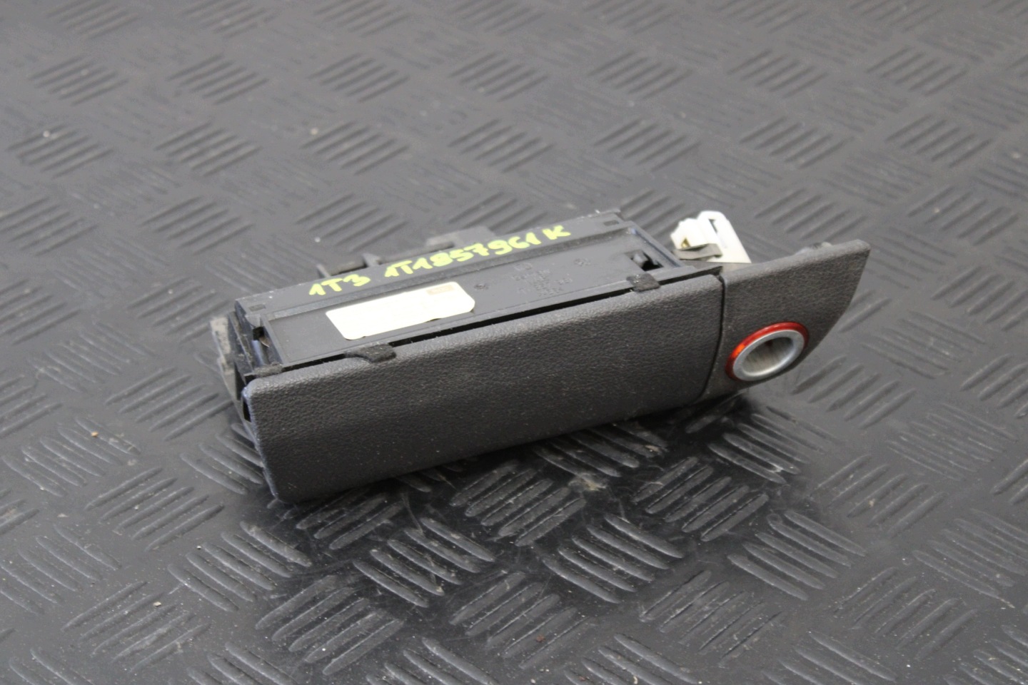 popolník adapter ZAPALINICZKI 1T1857961K VW TOURAN 1T3 1T0 LIFT