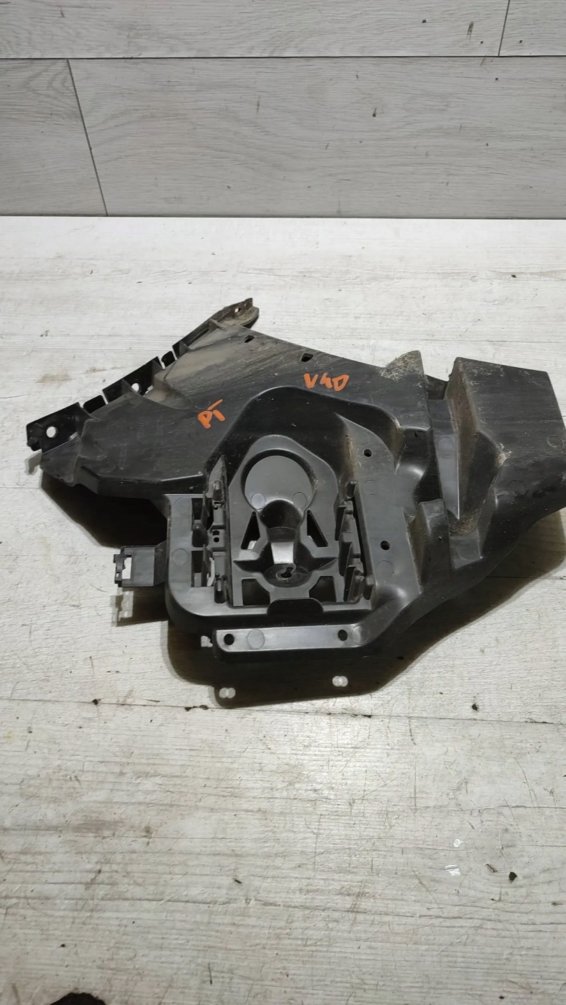 Volvo V40 II 2018r rear part side right Elementy mocujace bumper bracket