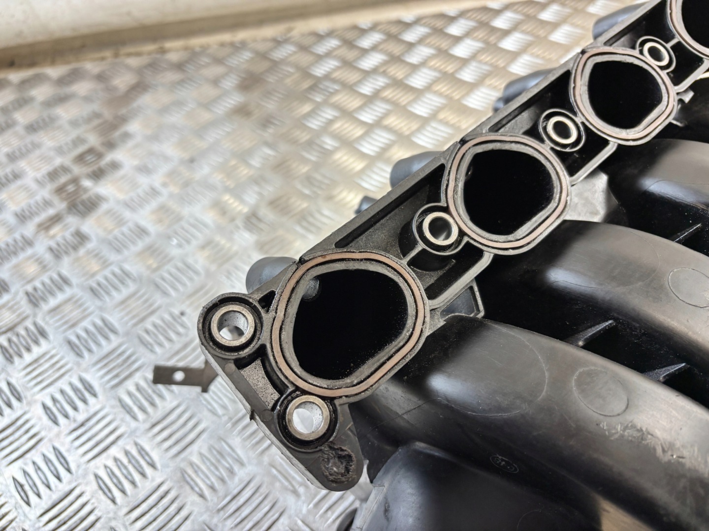 intake manifold Opel Zafira B 1.8B 55563686