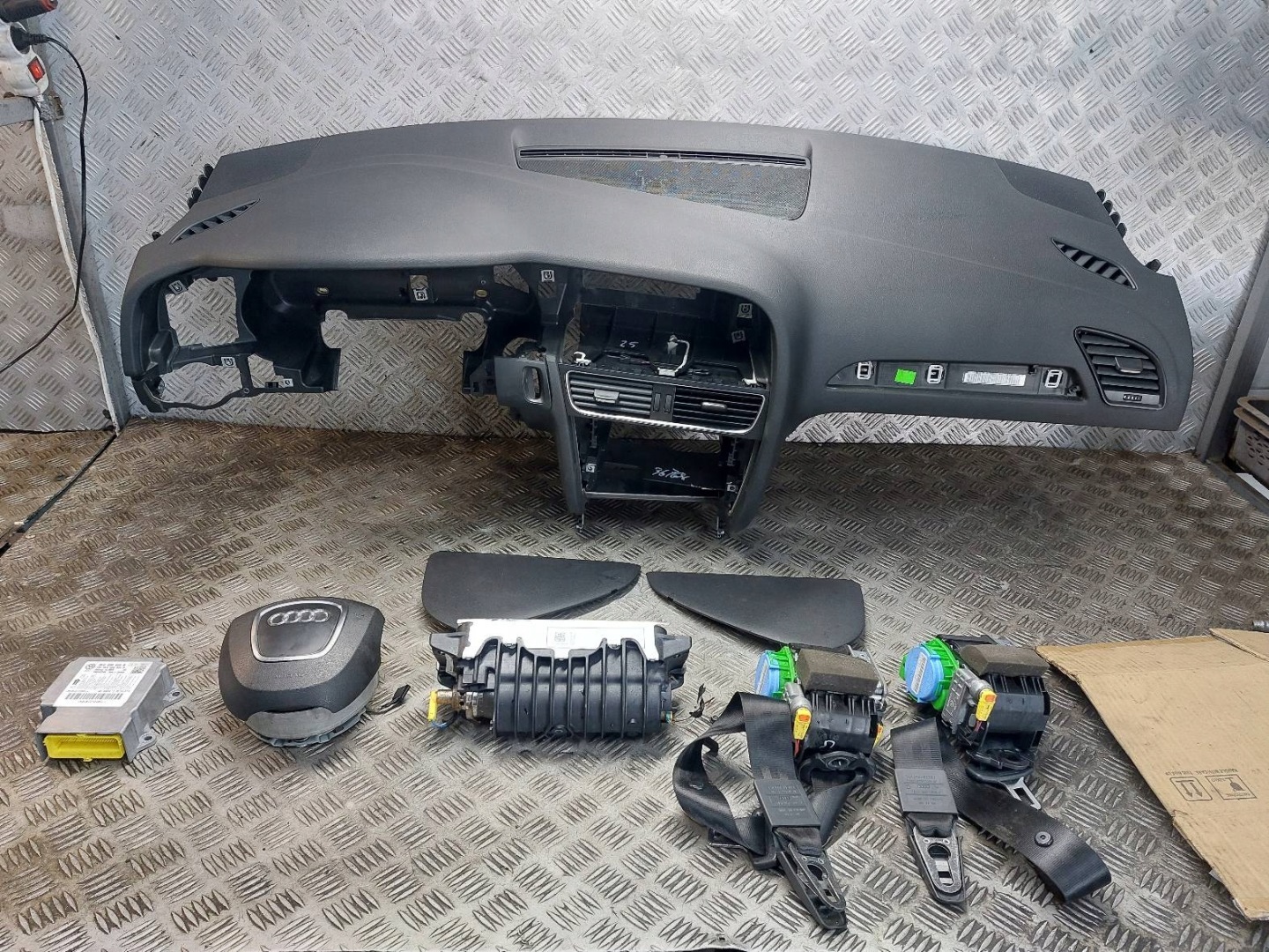 running board airbag POSTRZALOWY cockpit AUDI A4 B8