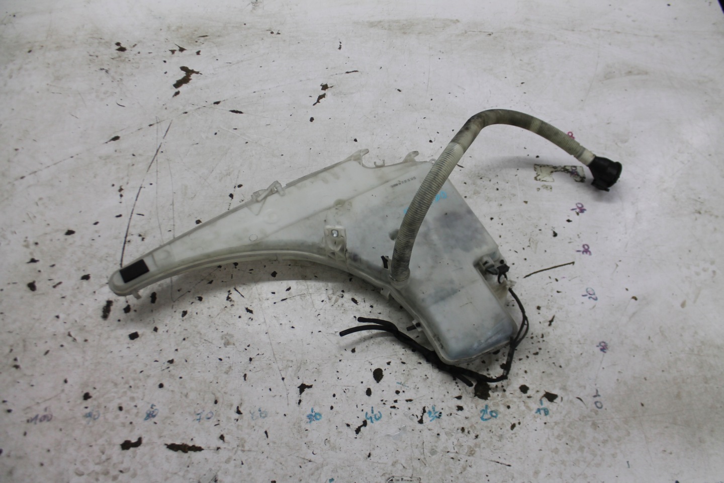 washer fluid tank 7068998 BMW X1 E84 2.0D 09-12