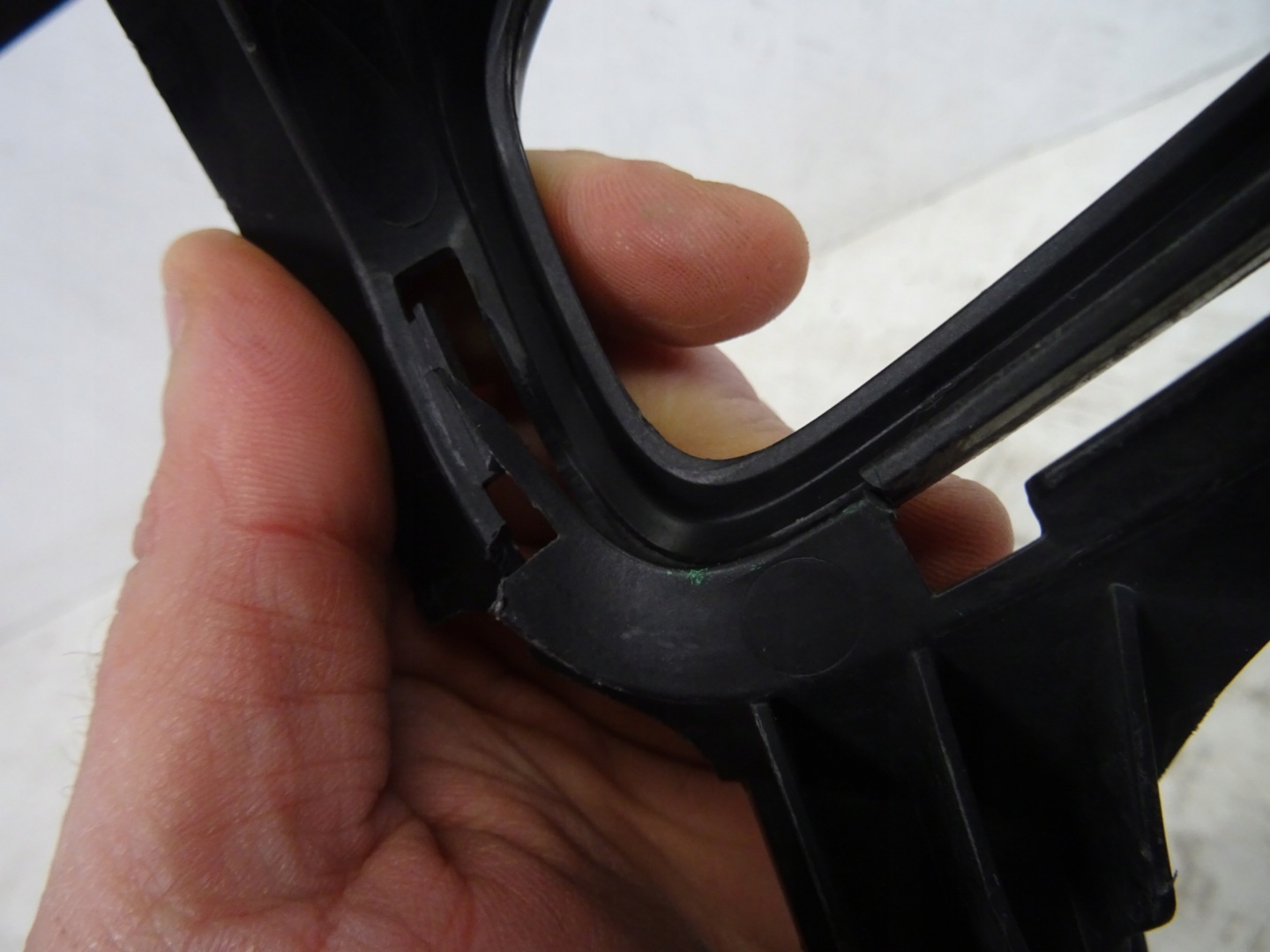 grid of a bumper front front left KIA CEED III 86563-J7010
