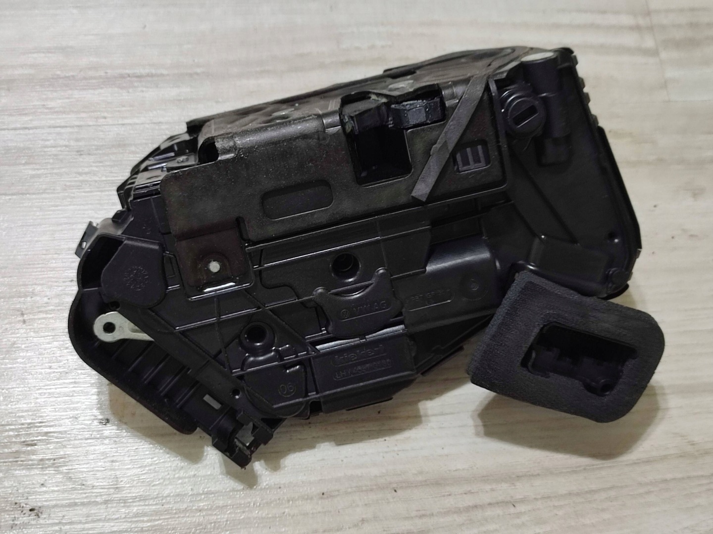 Skoda Scala 2020 rear part side right lock door tylnych