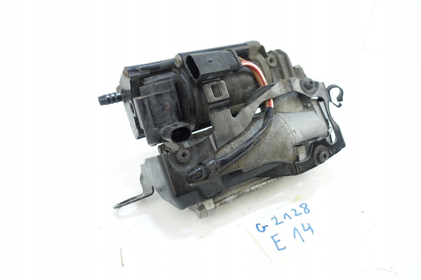 MERCEDES E-KLASA W213 2013- compressor; springing A2133200004
