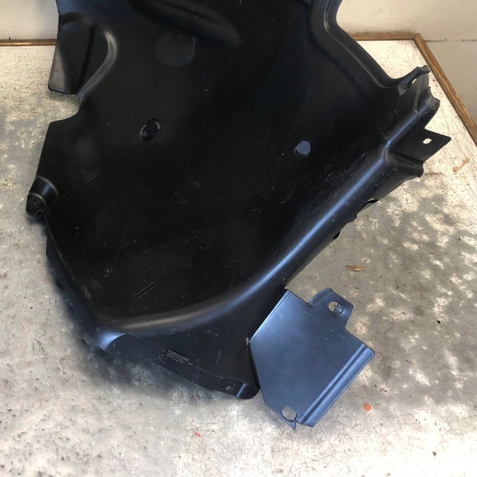 podblatník levý předek AUDI Q2 81M 81M821171
