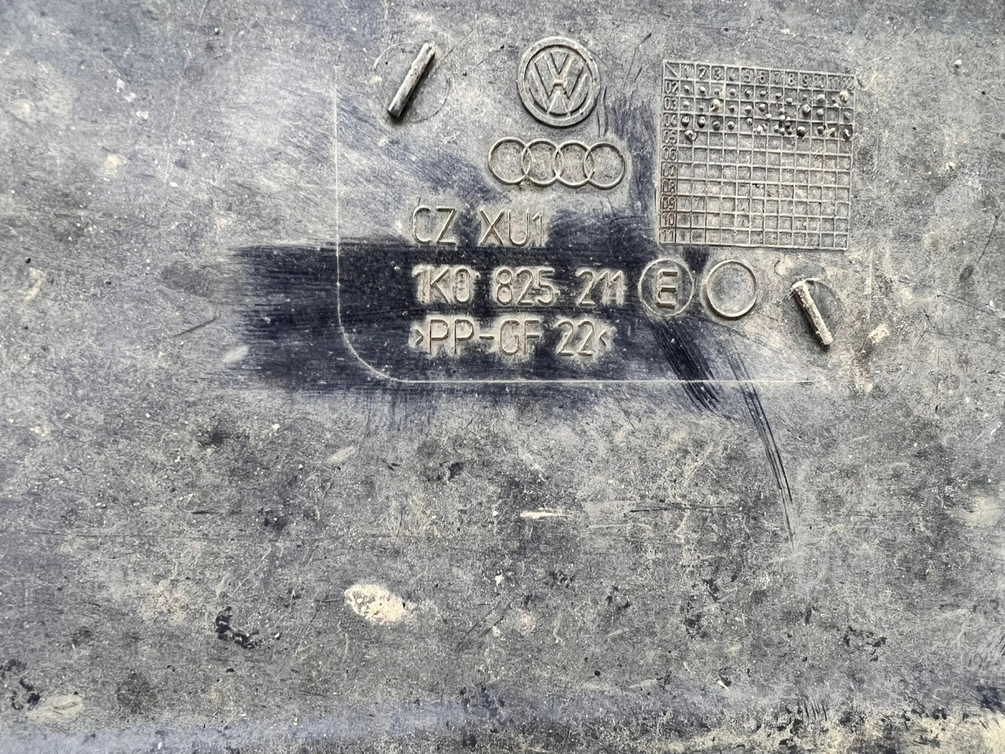 cover chassis left AUDI A3 8P 1K0825211E 1/25