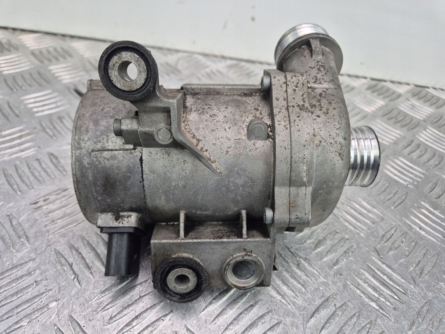 BMW 3 E90 E91 330i water pump 7586924 N52B30AE